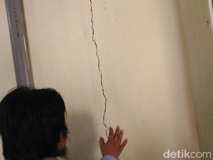 Tembok dan Lantai Gedung DPRD Surabaya Retak