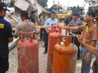  Tabung gas yang diamankan dari lokasi ledakan gerai PHD, Bekasi, Senin (24/10/2016)