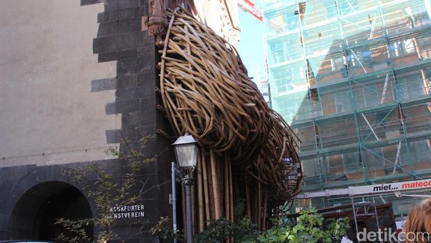Instalasi seni 'Big Tree' karya seniman Indonesia di Frankfurt (Dadan/detikTravel)
