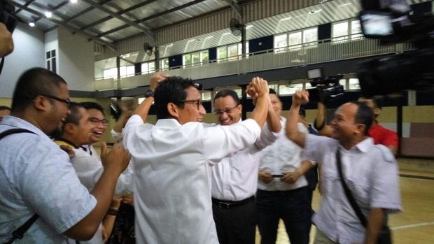 Anies-Sandi Minta Restu Relawan dan Main Basket Jelang Penetapan Calon