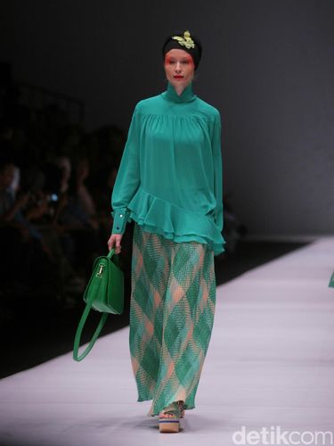 Eksplorasi Tekstil Jambi Hingga Bali dalam Koleksi Hijab Itang Yunasz 