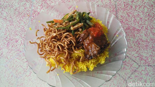 Sepiring nasi kuning untuk sarapan pagi di Raja Ampat (Wahyu/detikTravel)