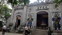 Kuil Ha dibangun sejak abad ke-15. Siang itu sejumlah turis dan peziarah terlihat membawa dupa di halaman Kuil Ha (Baban/detikTravel)