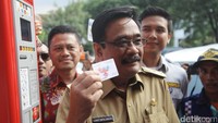 Wakil Gubernur Provinsi DKI Jakarta, Djarot Saiful Hidayat meresmikan penataan parkir dengan Terminal Parkir Elektronik (TPE) di kawasan Juanda, Jakarta, Senin (24/10/2016).