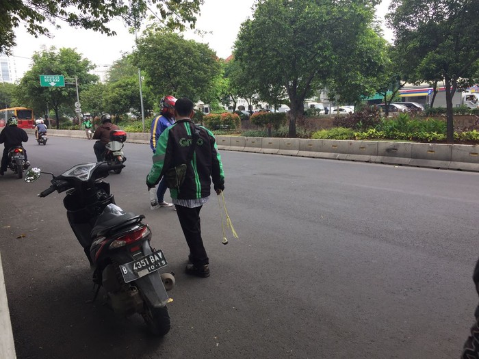 Driver Ojek Online Berjibaku Bersihkan Ranjau Paku di Belakang Istana