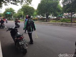 Driver Ojek Online Berjibaku Bersihkan Ranjau Paku di Belakang Istana