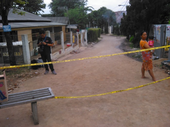 Puing Ledakan PHD Bekasi Masih Tutup Akses Jalan ke Perumahan Oma Regency