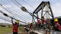 Para pekerja dari PT Bukaka memasang sling untuk melakukan uji kelayakan tower.