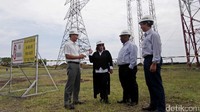 (Ki-ka) GM Unit Induk Pembangun Sumbangteng PT PLN Hendry Setiyabudi, Direktur PT Bukaka Teknik Utama Tbk Saptiastuti Hapsari, Kepala Departemen Operasi Nana Mulyana, dan Wakadiv I PT Waskita Karya Tbk Idrayana menyaksikan uji kelayakan tower untuk pembangkit listrik.