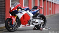 Motor terbaik dari mesin V4 pun jatuh di tangan Honda RC213V-S. Motor dengan banderol 137.000 poundsterling. Motor ini dijamin bakal lebih menyeramkan dibandingkan Ducati, dengan mampu berlari setara dengan 159 tenaga kuda. Foto: Astra Honda Motor