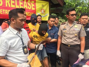 Polisi Tembak Perampok yang Bacok Pemilik Toko HP di Teluk Gong