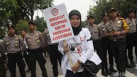 Mereka juga menuntut reformasi sistem pendidikan kedokteran dan menilai biaya pendidikan kedokteran makin mahal.