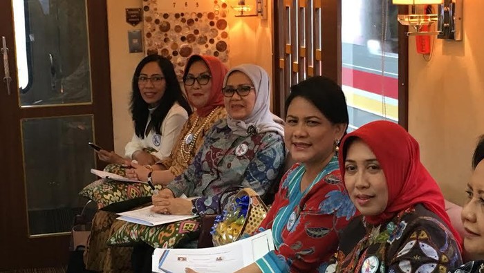 Iriana Jokowi dan Istri Menteri Kabinet Kerja Gelar Rapat di Dalam Kereta