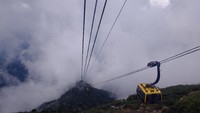Saat naik kereta ini, traveler akan dibawa naik untuk menembus awan. Kereta gantung ini memiliki panjang 6.292 meter (Baban/detikTravel)
