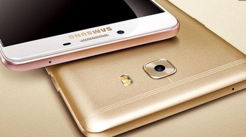 Kamera belakangnya 16 megapixel, begitu pula kamera depannya. Disebut-sebut, inilah ponsel Samsung pertama dengan kamera depan 16 megapixel. Foto: Samsung