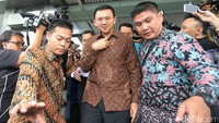 Usai Diperiksa terkait dugaan kasus penistaan agama, Ahok terlihat meninggalkan Bareskrim Polri pukul 12.40 WIB, Kementerian KKP, Jl Medan Medan Timur, Selasa (24/10/2016).