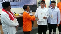 Ketua KPU Banten Agus Supriatna menyerahkan berkas penetapan pasangan cagub-cawagub kepada Wahidin Halim dan Andika Hazrum.