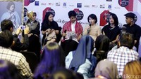 Direktur PT CIMB Niaga, Vera Handajani bersama Chief Community Officer Pesona Zornia Harisantoso saat jumpa pers Pesona Sisterhood Runway di Jakarta, Senin (24/10/2016).