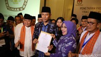 Agus-Silvy menunjukan surat penetapan KPU DKI Jakarta.