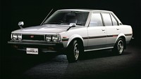 Generasi Keempat (1979-1983), Sedan Corolla generasi keempat resmi dirilis pada Maret 1979. Model van direnovasi lima bulan setelahnya pada Agustus. Total ada 7 variasi bodi yang ditawarkan yaitu sedan 2 dan 4 pintu, hardtop, coupe, liftback serta van 2 dan 4 pintu. Dok, Toyota.