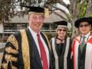 Prof Ronny Noor Dapat Penghargaan Alumni Berprestasi di Australia