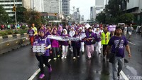 Pasukan Ungu Jakarta yang terdiri dari relawan turut memeriahkan CFD dengan gerakan jalan bersama. Mereka menyuarakan pentingnya memerhatikan kesehatan lansia.