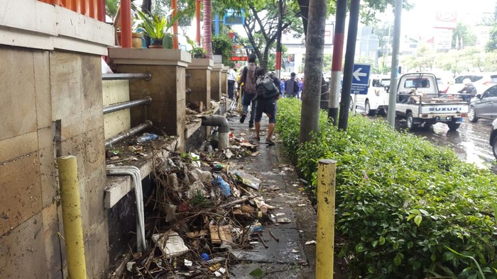 Bandung Banjir, ini Penampakan Sampah dan Lumpur yang Berserakan di Pasteur