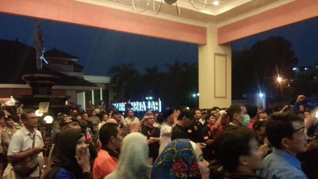 Dicegat Simpatisan, Agus-Sylvi Diajak Berdoa Dulu