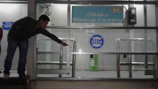Kaca Halte Busway Stasiun Cawang Dirusak Pria Bermotor