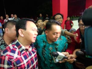 Pakai Kemeja Kotak-Kotak, Ahok Hadiri Rapat Konsolidasi PDIP