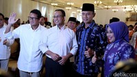 Pasangan Cagub DKI Jakarta Anies-Sandiaga dan Agus-Sylvi menyapa sejumlah pendukung di Balai Sudirman, Jakarta Selatan, Senin (24/10/2016).
