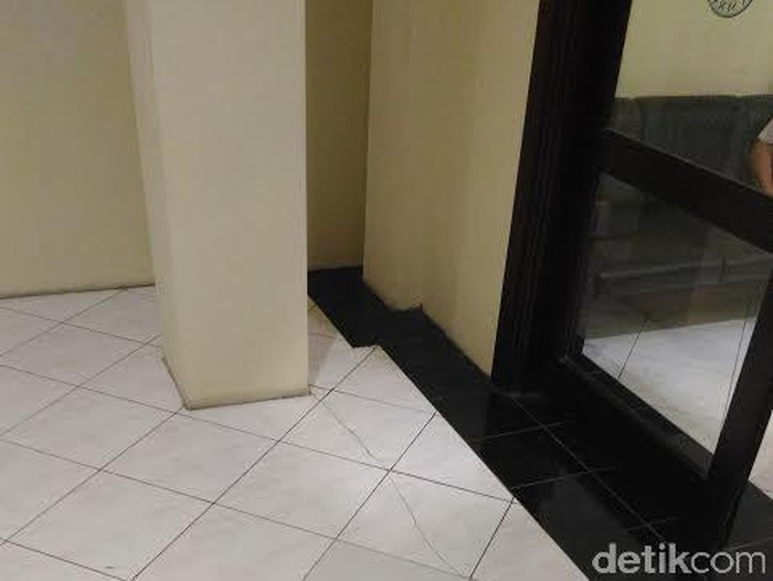 Tembok dan Lantai Gedung DPRD Surabaya Retak