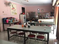 Haji Awi: Aduh Enaknye! Makan Pecak Ikan Mas dan Sop Daging di Warung Betawi