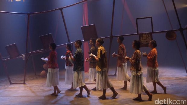 Fitri Setyaningsih dan Kenangan Masa Kecil Akan 'Mega Mendung'