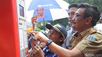 Djarot mencoba terminal parkir elektronik.
