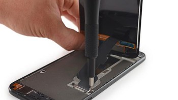 Tampak casing Pixel XL dibuka dengan obeng khusus. Foto: iFixit