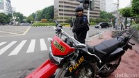 Beberapa anggota Brimob bersiaga tepat di samping lampu merah Sarinah.