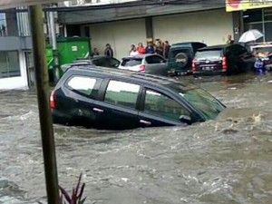 Polisi Cari Mobil dan Motor yang Terseret Banjir di Pagarsih Bandung