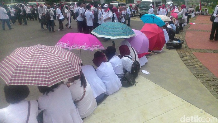Berpayung dan Kaca Mata Hitam, Massa Dokter Demo di Depan Istana
