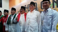 (Ki-ka) Embay Mulya Syarif, Rano Karno, Wahidin Halim, dan Andika Hazrumi foto bersama saat menghadiri rapat pleno penetapan pasangan Cagub-Cawagub Banten, Senin (24/10/2016).