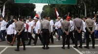 Polisi menjaga aksi ini.