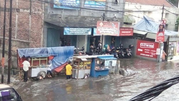 Begini Dahsyatnya Banjir di Jalan Pagarsih Bandung, Mobil dan Motor Hilang 