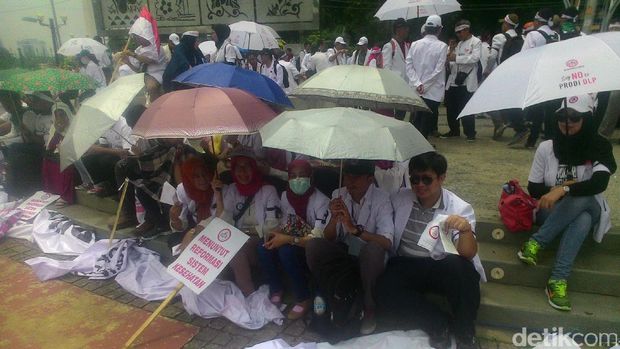 Berpayung dan Kaca Mata Hitam Massa Dokter Demo di Depan 