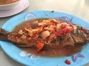 Haji Awi: Aduh Enaknye! Makan Pecak Ikan Mas dan Sop Daging di Warung Betawi