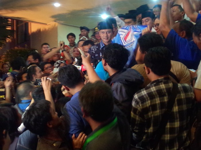 Dicegat Simpatisan, Agus-Sylvi Diajak Berdoa Dulu