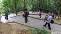 Sekeliling kompleks Hung King bertengger pohon-pohon tinggi besar. Suasana rindang ini mengingatkan objek wisata di Kota Bandung, Jawa Barat, Indonesia (Baban/detikTravel)