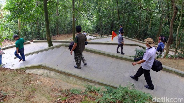Sekeliling kompleks Hung King bertengger pohon-pohon tinggi besar. Suasana rindang ini mengingatkan objek wisata di Kota Bandung, Jawa Barat, Indonesia (Baban/detikTravel) Sekeliling kompleks Hung King bertengger pohon-pohon tinggi besar. Suasana rindang ini mengingatkan objek wisata di Kota Bandung, Jawa Barat, Indonesia (Baban/detikTravel)