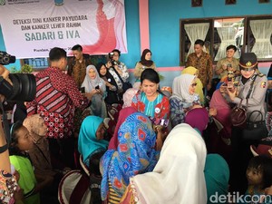 Ke Cirebon, Iriana Beli Batik Motif Rusa untuk Jokowi