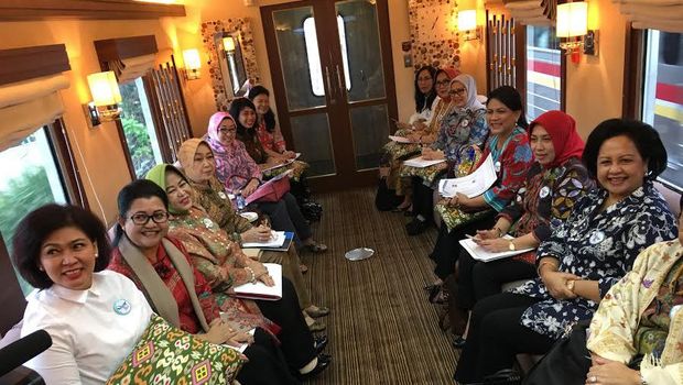 Iriana Jokowi dan Istri Menteri Kabinet Kerja Gelar Rapat di Dalam Kereta