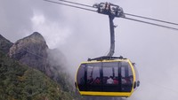 Kereta gantung akan membawa membawa pengunjung naik ke Gunung Fansipan menembus awan. Wuih!!! (Baban/detikTravel)